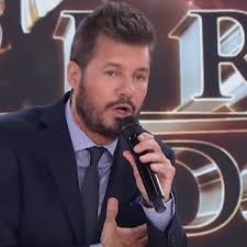 Marcelo hugo tinelli (born 1 april 1960, san carlos de bolívar) is an argentine tv host, media producer and businessman, best known as the host of the tv show showmatch broadcast on argentina's el trece. Marcelo Tinelli Podria Volver Con Showmatch En Julio Y Sin El Bailando