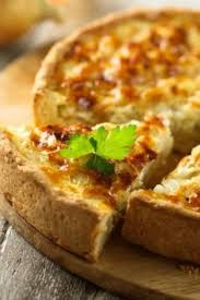 Zwiebelkuchen Mit Speck Und Kase Herzhafter Kuchen Aus Hefeteig Foodtempel Rezept In 2020 Zwiebelkuchen Lebensmittel Essen Hefeteig