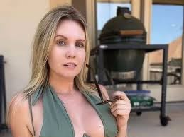 Mormon mum banned from church over sexy snaps stuns with typical outfit  - Daily Star