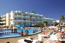 Gli appartamenti playa d'en bossa sono generalmente dotati di un terrazzo con vista diretta sul mare, che consentono al cliente di essere sempre immerso nel clima caldo ed accogliente che soltanto la spiaggia sa dare. Ibiza Hotel Of The Week Jet Complex Playa D En Bossa Ibiza Spotlight