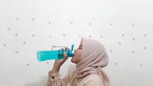 2.1.7.1 minuman vitamin c bersoda minuman berkarbonasi merupakan minuman yang mempunyai efek extra sparkle dengan ciri khas sentuhan khas soda di mulut (mouthfeel) dan perasaan yang menggigit (bite) pada saat minuman tersebut diminum (imanuela et al., 2012). Ketahui Berbagai Cara Menghilangkan Cegukan Bangka Pos