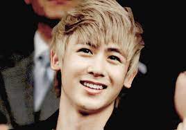 9 K Pop Idols With The Cutest Eye Smiles Cute Eyes Korean Pop Group Beautiful Voice