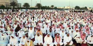 صلاة لعيد في المذهب المالكي مثل صلاة العيد في الحانفية، حيث تكون صلاة العيد ركعتين جهرًا بدون اذان ولا إقامة ويستحب قراءة سبح ( سورة الاعلى ) ونحوها وكذلك سورة الشمس ونحوها ، حيث يتم التكبر في الركعة الاولى ست تكبيرات بعد تكبيرة الإحرام، وكذلك في الثانية. ØµÙ„Ø§Ø© Ø§Ù„Ø¹ÙŠØ¯ Ø¨Ø§Ù„Ø±ÙŠØ§Ø¶ Ø§Ù„Ø³Ø§Ø¹Ø© Ø§Ù„Ù€ 5 18 Øµ