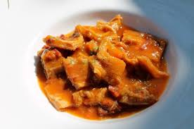 Receta de callos a la madrileña, con los ingredientes cebolla, perejil, cerdo cocinar a fuego lento. 15 Comidas Tipicas De Madrid Que Tienes Que Probar Tuscasasrurales Com