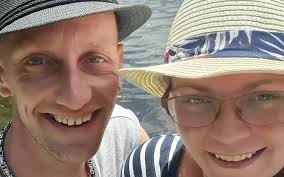 Ongeneeslijk zieke Johny uit Veendam wil nog een keer op vakantie met  partner en kinderen