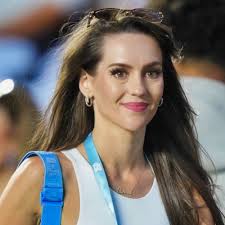 Zoomed-In Cameras Caught Some Interesting Notes On Piece Of Paper In Jordon  Hudson's See-Through Bag On UNC Sideline During Bill Belichick's First Win  Full story via 🔗 in comments. 👇