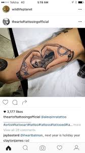 Pin By Agustina Oziel On Tattoos Hand Heart Tattoo Tattoos Private Tattoos