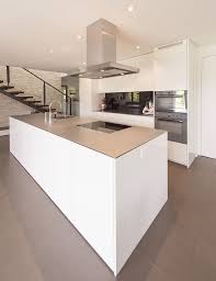 Moderne Kuche In Weiss Umbaugestaltung Moderne Kuche Kuchen Design Innenarchitektur Kuche