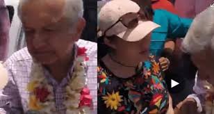 Eva Cadena da copia de su libro “La Traición” a López Obrador