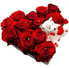 Piccolo cuore di rose rosse con scatola di ferrero rocher. Pin Su Invio Fiori Online In Italia