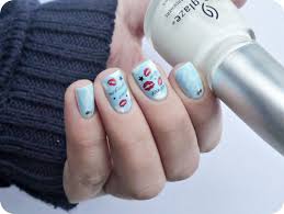 Pomocí nich jednoduše, rychle a levně ozdobíte své nehty. Maly Koutek Krasy Napis V Oblacich Nail Art Nails Clouds