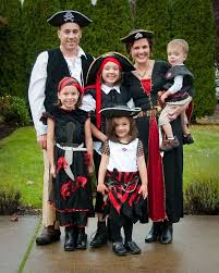 Eine Piratenfamilie Geht Zum Karneval Halloween Kostum Ausgefallen Halloween Kostum Karneval Ideen