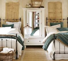 Maybe you would like to learn more about one of these? Decorating The Foot Of The Bed Guest Bedroom Inspiration Twin Beds Guest Room Bedroom Inspirations