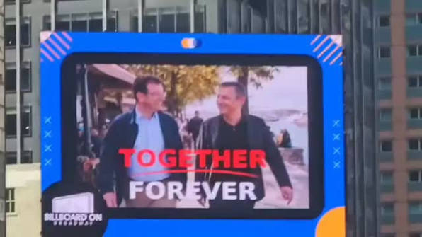 Özgür Özel ve Ekrem İmamoğlu’nun dev görseli, New York'un ünlü Times Square meydanında görüldü.
