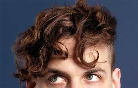 Berbagai model rambut pendek pria buat inspirasi lo! 5 Cara Menata Rambut Keriting Pria Agar Tampil Mempesona