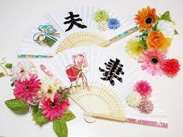 招待状が載せ終わったのでdiyを 材料だけ早々と買って ずっと放置してた扇子プロップス 文字の部分は100均の カッティングシート 使いました 案外綺麗に貼れて良かった 材料は全て100均です 100均 ダイソー セリア