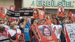 Davanın tutuklu tek sanığı yakup şahin'in bir sonraki duruşmaya getirilmesi kararı veren mahkeme heyeti öhp, hdp ve sgdf'nin müdahillik taleplerini reddederek duruşmayı 13 kasım'a erteledi. Suruc Ta Katledilenler Anildi Ankara Ve Istanbul Daki Anmalara Polis Mudahalesi Evrensel