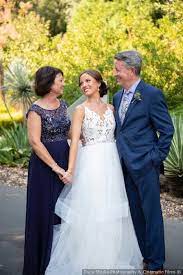 Bride And Parents Wedding Photo Idea Cute Wedding Photo Duca Studio Photography Cinemati Creative Wedding Photo Wedding Family Poses Family Wedding Photos