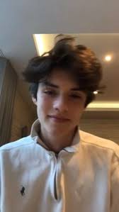 40 ide Louis Partridge