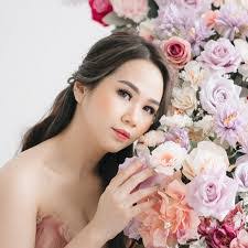 Christine Delia's Instagram, Twitter & Facebook