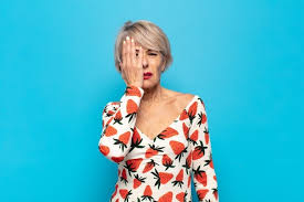 D'où son nouveau nom de femmes nues et femmes en chaleur mais les femmes simplement nues ne seront pas oubliées ! Frustree Inquiete Femme Mure Aux Cheveux Gris Tenant La Main Sur Sa Poitrine Ayant Une Expression Faciale Inquiete S Inquietant Pour Son Mari Qui Est Malade Emotions Humaines Reactions Et Langage Corporel