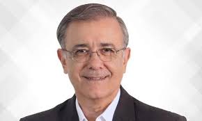 Prefeito em licença médica é flagrado em restaurante de Montevidéu