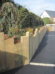 Muret De Retenue En Traverses De Bois Positionnees A La Verticale Outdoor Projects Jardins Amenagement Jardin Et Bordure Bois