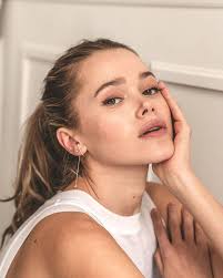 leia By Valeria Lipovetsky