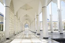 Fondly known as the 'blue mosque', the sultan salahuddin abdul aziz shah mosque is one of the largest mosques in southeast asia, with the capacity to accommodate 24,000 worshippers at any one time. Sultan Salahuddin Abdul Aziz Shah Mosque Selangor Malaysia Gokayu Your Travel Guide