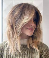 Cute Lob Hairstyle With Feathered Front Layers Hairstyles For Layered Hair Medium Hair Styles Hairstyles For 2021