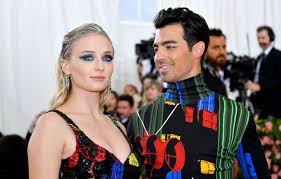 The tv series tells the story of seven clans fighting to master the mythical land of westeros. Pro Tv Joe Jonas Mandru De SoÈ›ia Lui Cum A Felicitat O Pe Sophie Turner Pentru Prima Nominalizare La Emmy