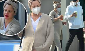 Mena alexandra süvari was born in newport, rhode island, to candice (thompson), a nurse, and ando süvari, a psychiatrist. Pregnant Mena Suvari Goes For Walk With Husband Michael Hope And Stops To Rest Her Swollen Ankles Daily Mail Online