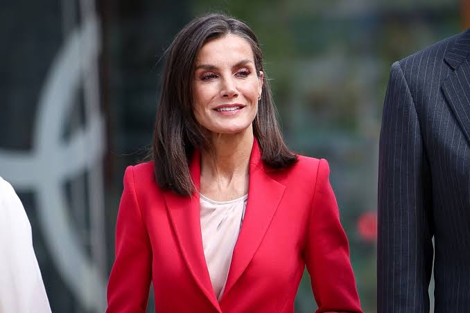 Letizia Ortiz dicta cuál es el delicado par de zapatos ideal para combinar  con un traje sastre