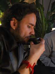 En algunos volveré a este post pa' recordar lo feliz que me hizo el 2025:,  1. Primera grabación estilo Tiny Desk 📽, 2. Mi segundo medio maratón 🏃,  3. Escribiendo rolita pa' los compitas ...