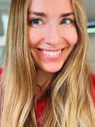 «Теперь очень ПОПУЛЯРНАЯ»: В повседневной жизни 42-летняя Юлия Александрова  излучает оптимизм и счастье... 2025