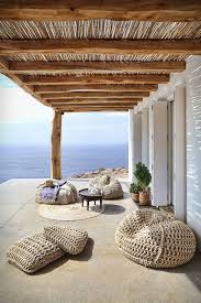 Cette Superbe Maison Mediterraneenne Est Situe Sur L Ile Grecque De Syros Concue Par Block722 Cett Maison De Vacances Maison Grecque Maisons Mediterraneennes