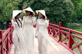 Nón lá Việt Nam biểu tượng đặc sắc của người Việt.