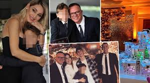 Anna tatangelo e il figlio. Anna Tatangelo E Gigi D Alessio In Festa Per La Comunione Di Andrea Tgcom24