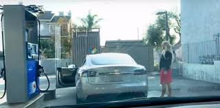 Isi minyak petrol ketika waktu suhu sejuk Video Tidak Boleh Bayangkan Apabila Ada Individu Cuba Isi Minyak Jentera Tesla S Motoqar