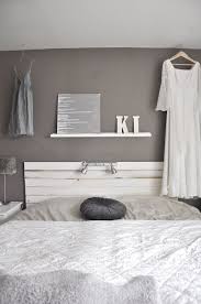 Antes Y Depues De Un Dormitorio En Color Topo Y Blanco Decoracion De Dormitorio Para Hombres Dormitorios Decoraciones De Dormitorio