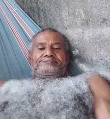 Yo: Ahora si me haré mi licuado de fresa… La fresa en el refri: