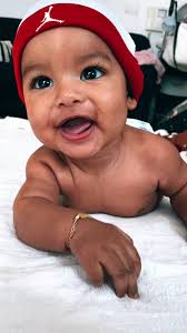 Bebé Sonriendo Con Un Muchacho Moreno