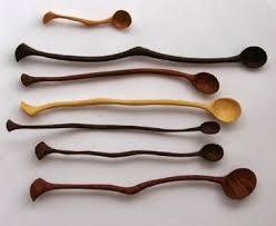 Moon To Moon Those That Make Wooden Spoons Holz Schnitzen Selbermachen Holz Schnitzen