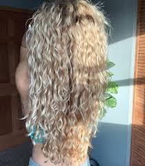 Candace No Instagram Here S Me Trying Not To Miss Texturetuesday And Learning How To Workout In 2020 Long Blonde Curly Hair Curly Hair Styles Naturally Hair Styles
