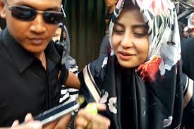 Awkarin Adakan Pengajian untuk Oka Mahendra