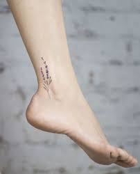 23 Tatuajes En El Tobillo Para Resaltar Tu Fuerza Femenina Tatuaje Lavanda Tatuajes Delicados Femeninos Tatuajes Elegantes