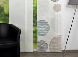 Duftige gardinen streuen sanft das einfallende tageslicht, elegante dekore setzen attraktive akzente und fadenstores sind effektvolles wohnaccessoire und leichter. Sichtschutz In Der Dunklen Jahreszeit Mit Gardinen Hammer Zuhause