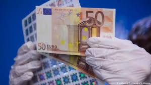 Erst über ein jahr später wurde in madrid der name „euro für die neue währung vom europäischen rat festgelegt. Neue 100 Und 200 Euro Scheine Kommen In Umlauf Aktuell Europa Dw 28 05 2019
