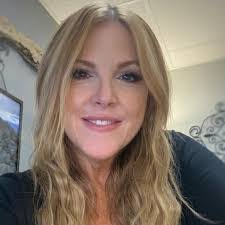 Donna Tomasek's Instagram, Twitter & Facebook