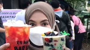 Takjil yang satu ini menjadi favorit bagi masyarakat luas, sebab bukan hanya menghilangkan dahaga setelah seharian puasa saja, melainkan juga mengembalikan vitamin. Resep Es Buah Segar Cocok Untuk Jualan Saat Jakarta Musim Panas Suara Jakarta